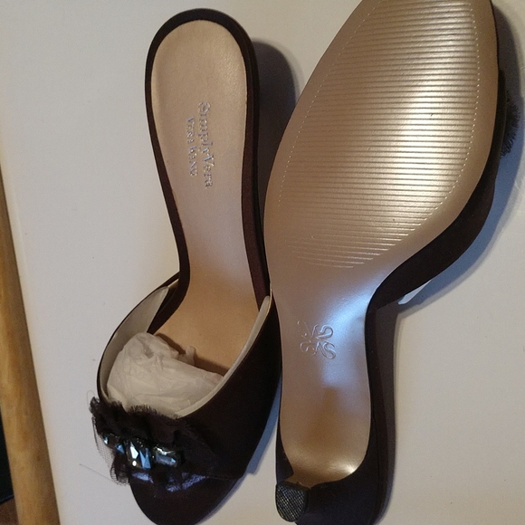 F Peep Toe BROWN Velvet NWT Vera Wang Crystal & Tulle Embellished Kitten Heels - Picture 4 of 5